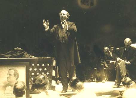  William Jennings Bryan communicating in 1908 (image via pastdaily.com). 