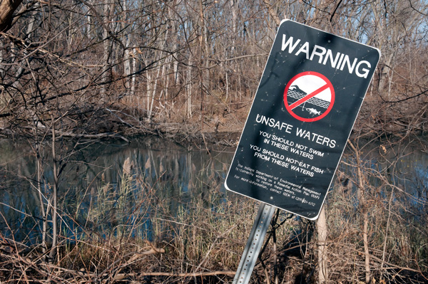  A warning sign posted near the Grand Calumet River (lakeshorepublicmedia.org). 
